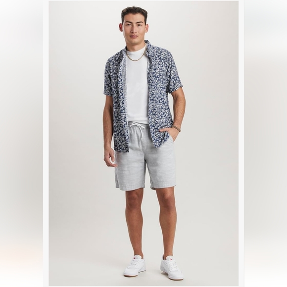 UNIONBAY Men's Rayon Button-Up Woven Shirt - Picture 2 of 5